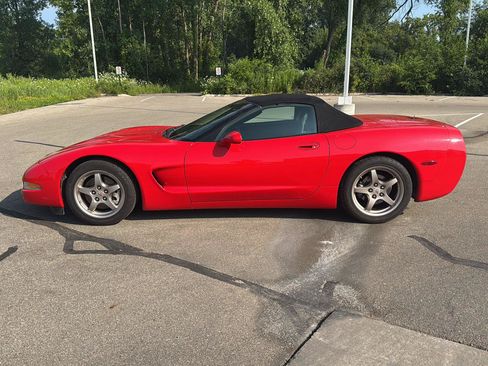 Used 2004 Chevrolet Corvette Convertible w/ Preferred Equipment Group RWD image 2