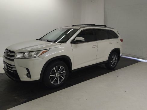 Used 2019 Toyota Highlander XLE FWD image 2