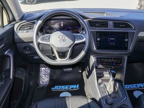 Used 2024 Volkswagen Tiguan SE AWD/4WD image 19