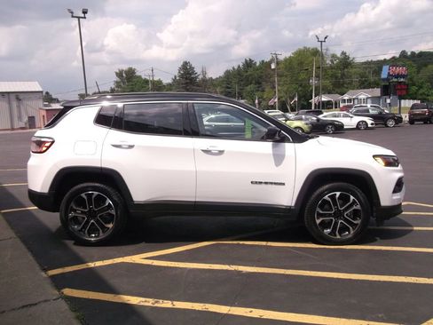 Used 2022 Jeep Compass Limited image 3