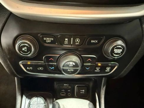 Used 2015 Jeep Cherokee Trailhawk w/ Comfort/Convenience Group image 17