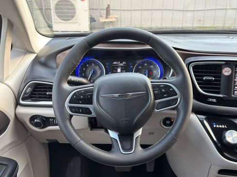 Used 2023 Chrysler Voyager LX FWD image 18