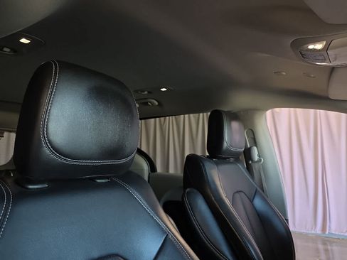 Used 2023 Chrysler Pacifica Touring-L FWD image 19
