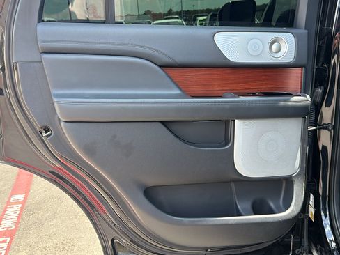 Used 2022 Lincoln Navigator Reserve AWD/4WD image 14