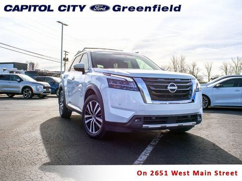 Used 2024 Nissan Pathfinder Platinum image 1