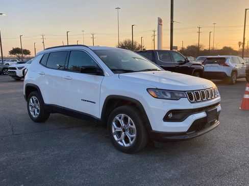Used 2025 Jeep Compass Latitude image 3