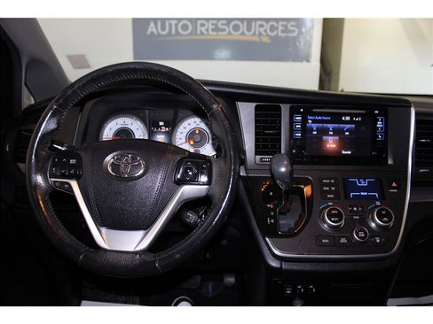 Used 2017 Toyota Sienna SE image 29