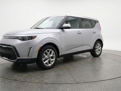 Used 2025 Kia Soul LX w/ LX Technology Package FWD image 3