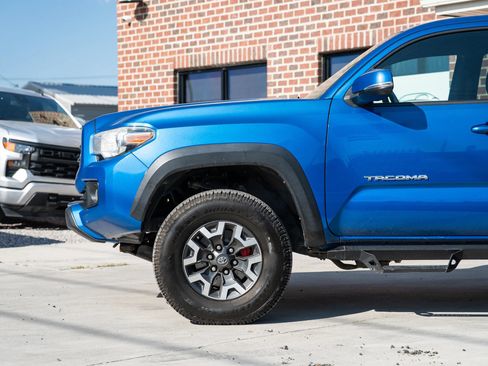 Used 2017 Toyota Tacoma TRD Off-Road w/ Tow Package (A/T) AWD/4WD image 4
