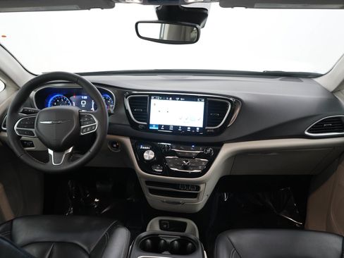 Used 2023 Chrysler Pacifica Touring-L FWD image 14