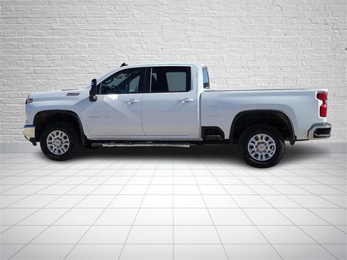 Used 2024 Chevrolet Silverado 2500 LT image 2