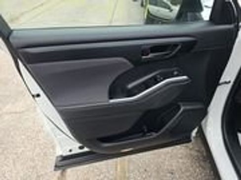 Used 2023 Toyota Highlander LE image 7