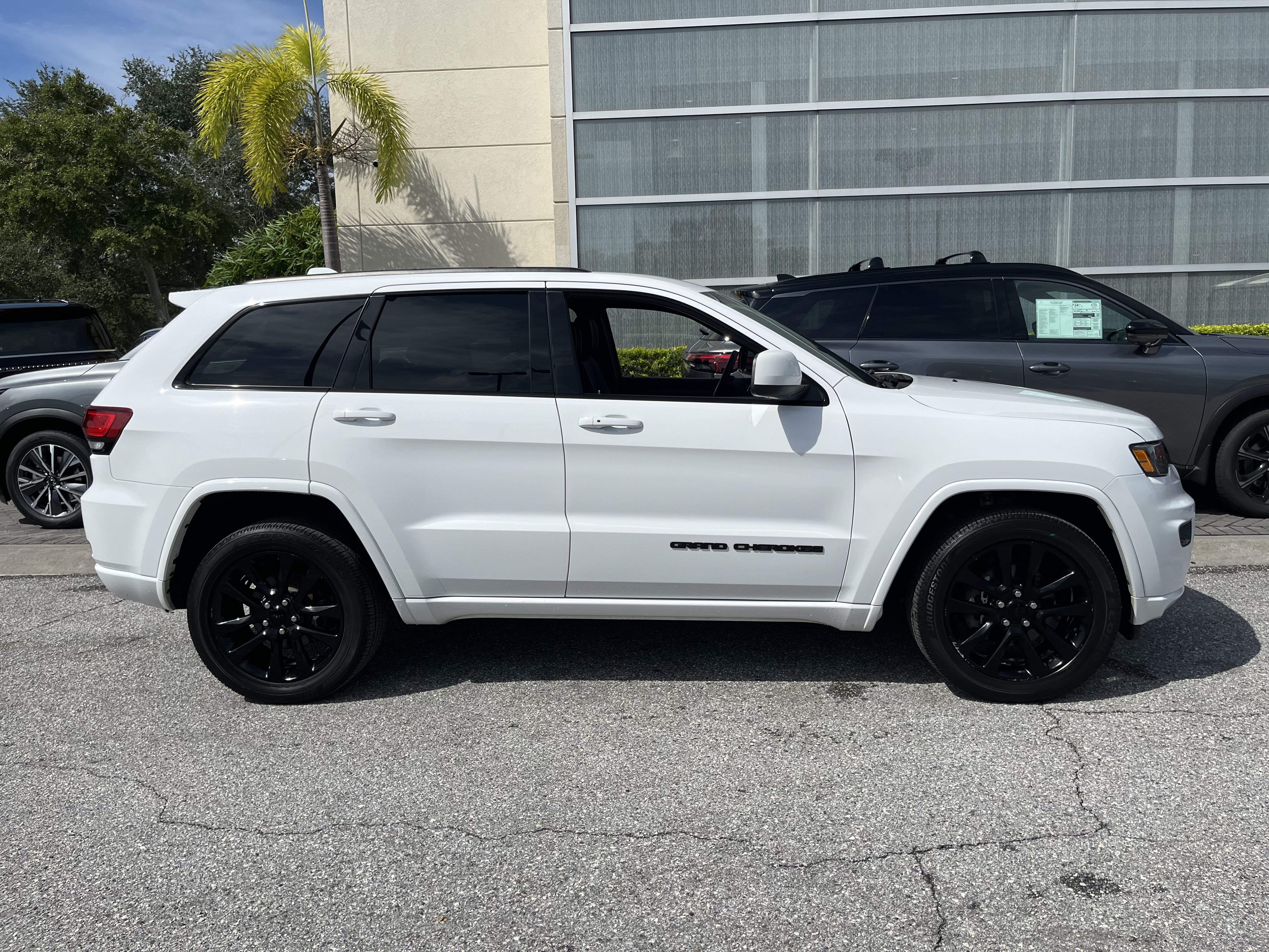 Used 2019 Jeep Grand Cherokee Altitude AWD/4WD image 9