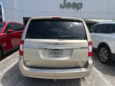 Used 2016 Chrysler Town & Country Touring FWD image 11
