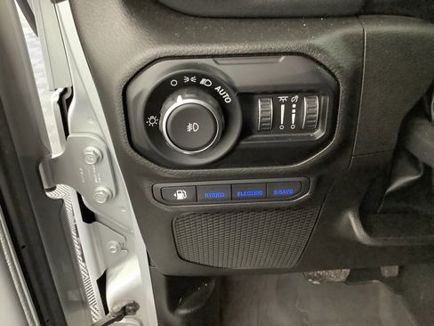 Used 2022 Jeep Wrangler Unlimited Sahara w/ Cold Weather Group image 13