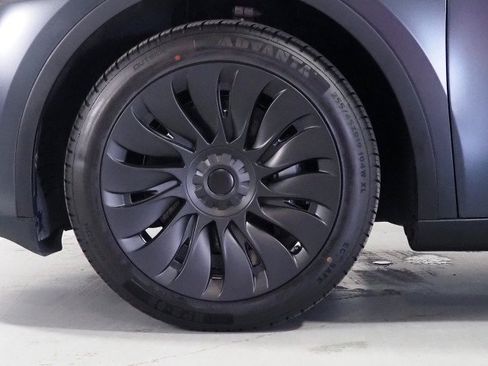 Used 2024 Tesla Model Y 2WD image 45