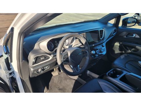 Used 2025 Chrysler Pacifica Select FWD image 11