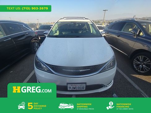Used 2020 Chrysler Pacifica Limited FWD image 1