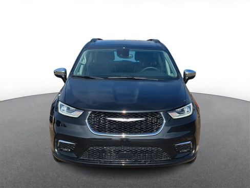 Used 2023 Chrysler Pacifica Limited image 3