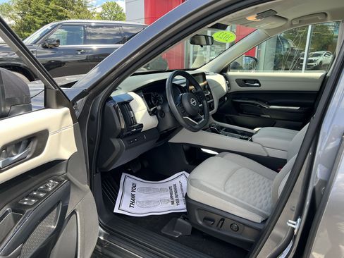 Used 2022 Nissan Pathfinder SV image 4