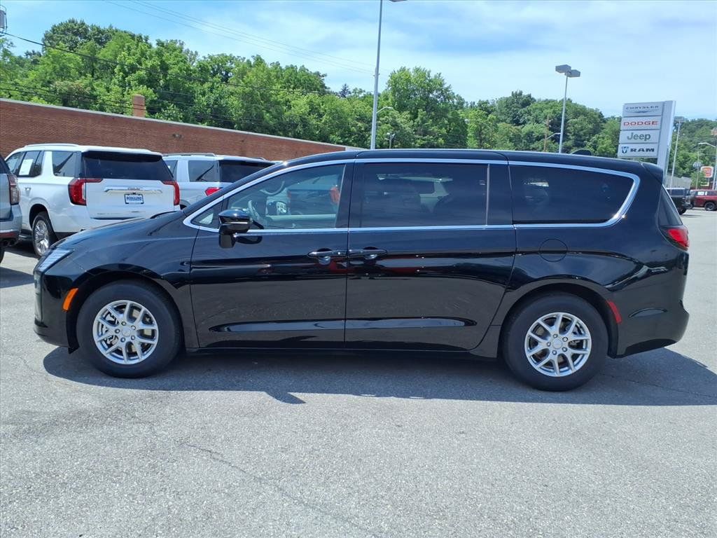 New 2027 Chrysler Pacifica Select FWD image 7
