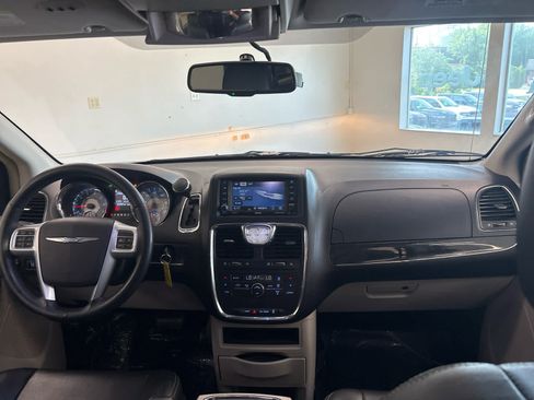 Used 2012 Chrysler Town & Country Touring w/ Entertainment Group #1 FWD image 19