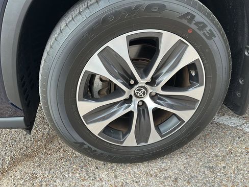 Used 2022 Toyota Highlander XLE image 12