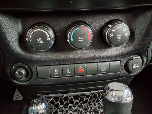 Used 2016 Jeep Wrangler Unlimited Sahara w/ Connectivity Group AWD/4WD image 7