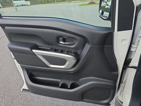 Used 2022 Nissan Titan SV image 26