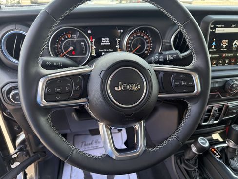 Used 2022 Jeep Wrangler Unlimited Sahara w/ LED Lighting Group AWD/4WD image 37