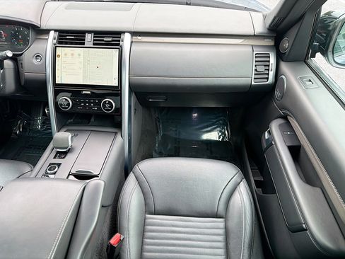 Used 2023 Land Rover Discovery Metropolitan Edition image 18