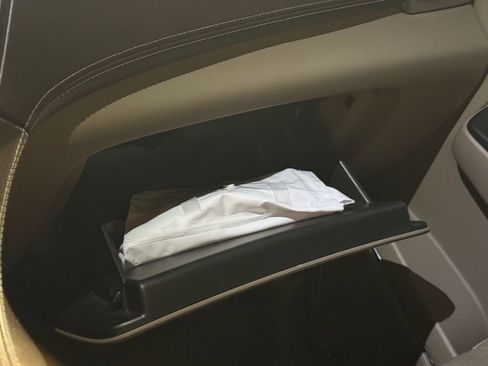 Used 2017 Chevrolet Suburban LT image 9