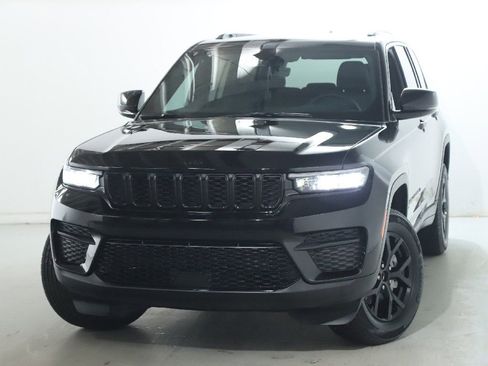 Used 2025 Jeep Grand Cherokee Altitude AWD/4WD image 3