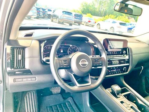 Used 2025 Nissan Pathfinder SV FWD image 14