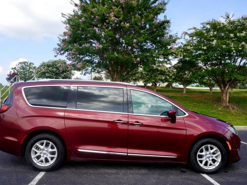 Used 2020 Chrysler Pacifica Touring-L image 8