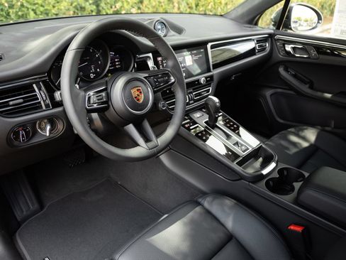 Certified 2026 Porsche Macan AWD/4WD image 4