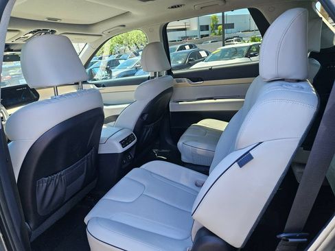 Used 2024 Hyundai Palisade Limited FWD image 11