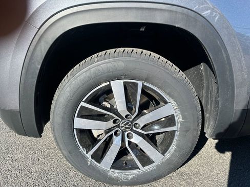 Used 2023 Volkswagen Atlas SE image 2