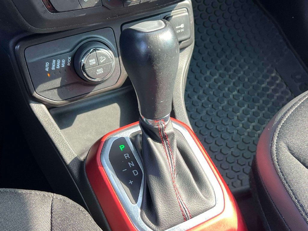 Used 2021 Jeep Renegade Trailhawk AWD/4WD image 31