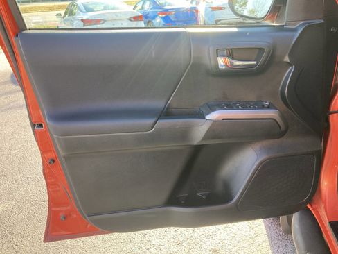 Used 2017 Toyota Tacoma TRD Off-Road image 17