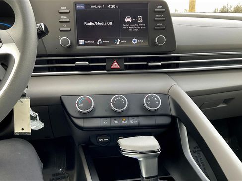 Used 2025 Hyundai Elantra SE image 16