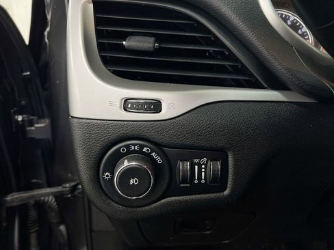 Used 2015 Jeep Cherokee Trailhawk AWD/4WD image 18