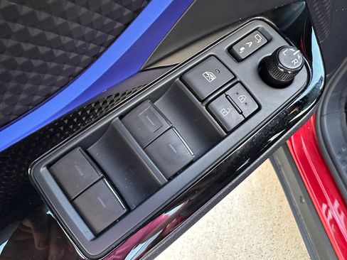 Used 2022 Toyota C-HR XLE image 11