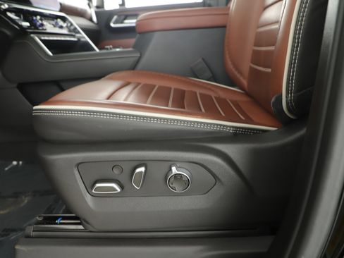 Used 2025 GMC Sierra 2500 Denali Ultimate image 10