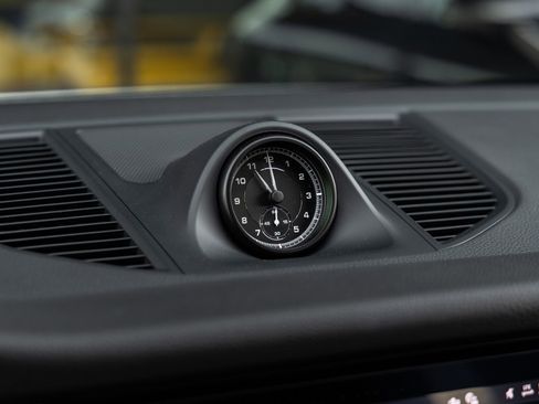 Certified 2025 Porsche Macan AWD/4WD image 32