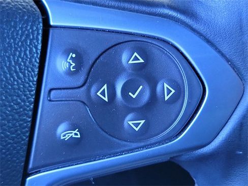 Used 2023 Chevrolet Traverse LT image 9