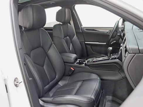 Used 2023 Porsche Macan Turbo image 27