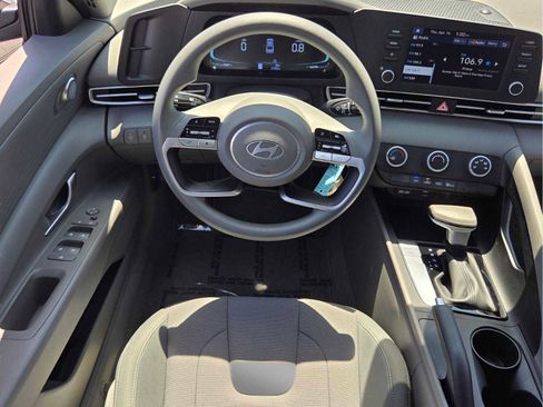Used 2024 Hyundai Elantra SE FWD image 9