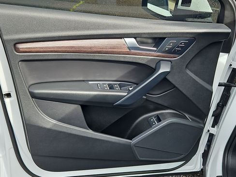 Used 2023 Audi Q5 e Premium w/ Convenience Package image 9