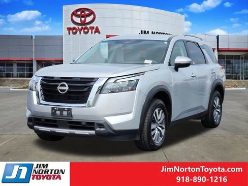 Used 2025 Nissan Pathfinder SL FWD image 3